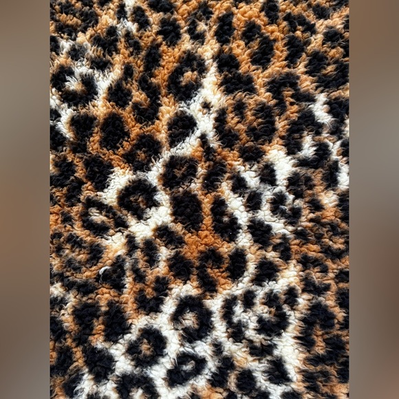 Victorias Secret Cheetah Fleece - Picture 10 of 10